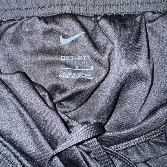 Nike Black and White Athletic Shorts Lightweight Design - Picture 3 of 3